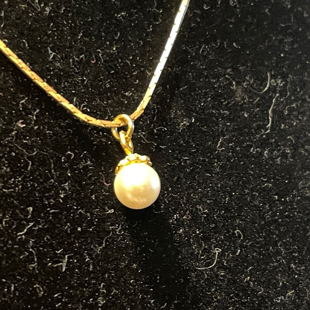 Elegant Goldtone Faux Pearl Pendant Necklace